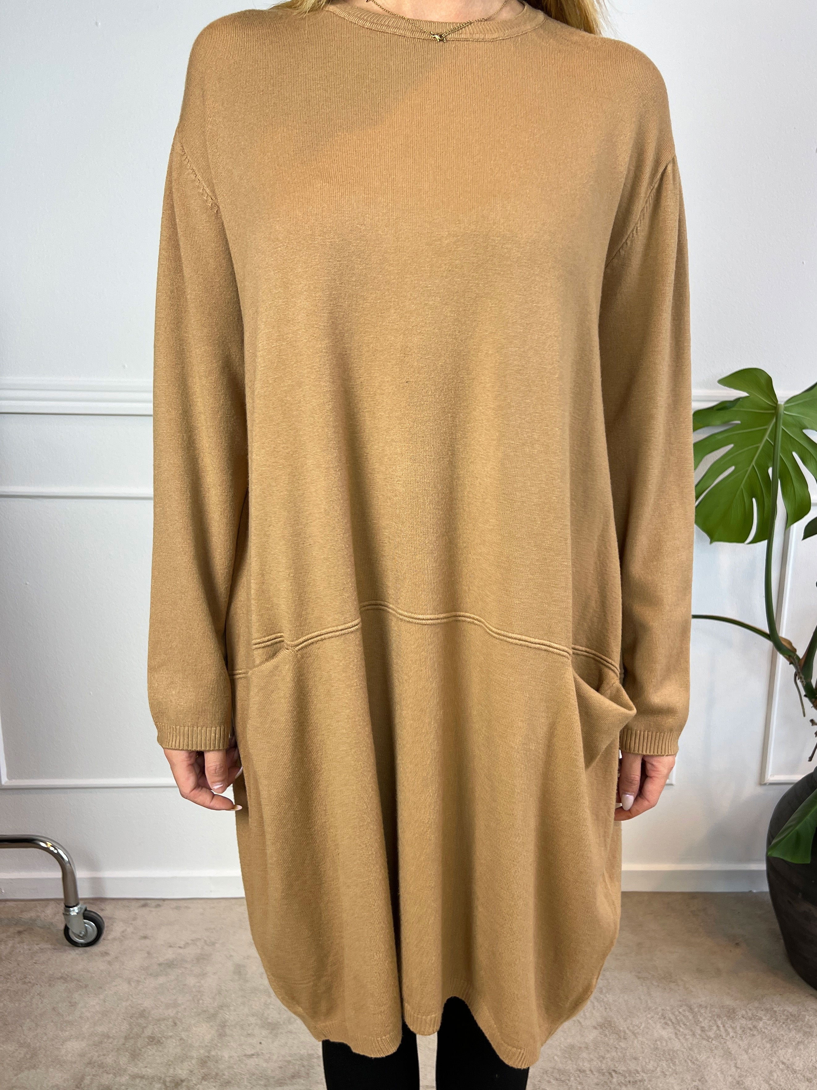 Vera - Enfärgad klänning med fickor